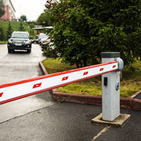 Установку шлагбаумов